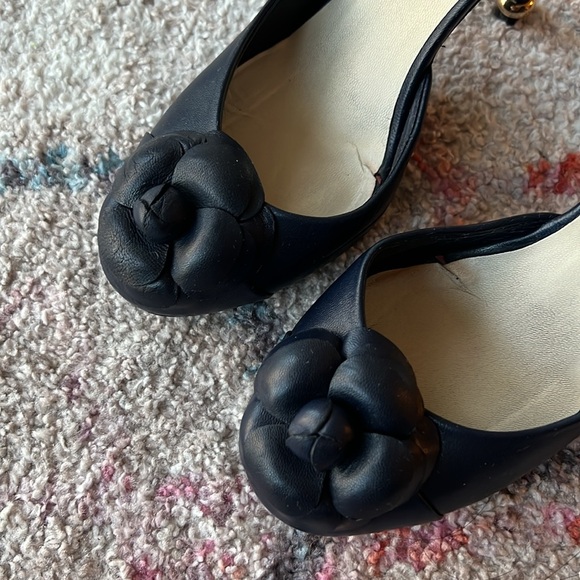 CHANEL Camellia D’Orsay Navy Leather Pumps - 36 - Picture 4 of 15